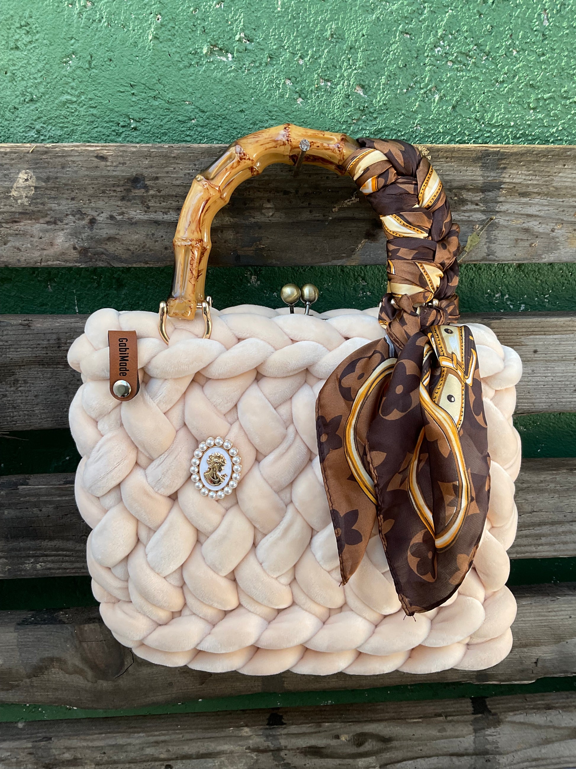 Eine gestrickte Tasche mit Tuch und Griffen 