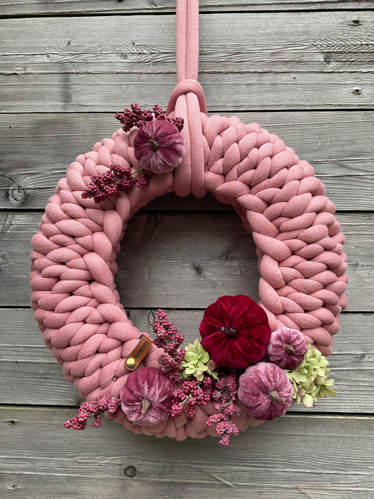 Ein gestrickter geschmückter Türkranz 