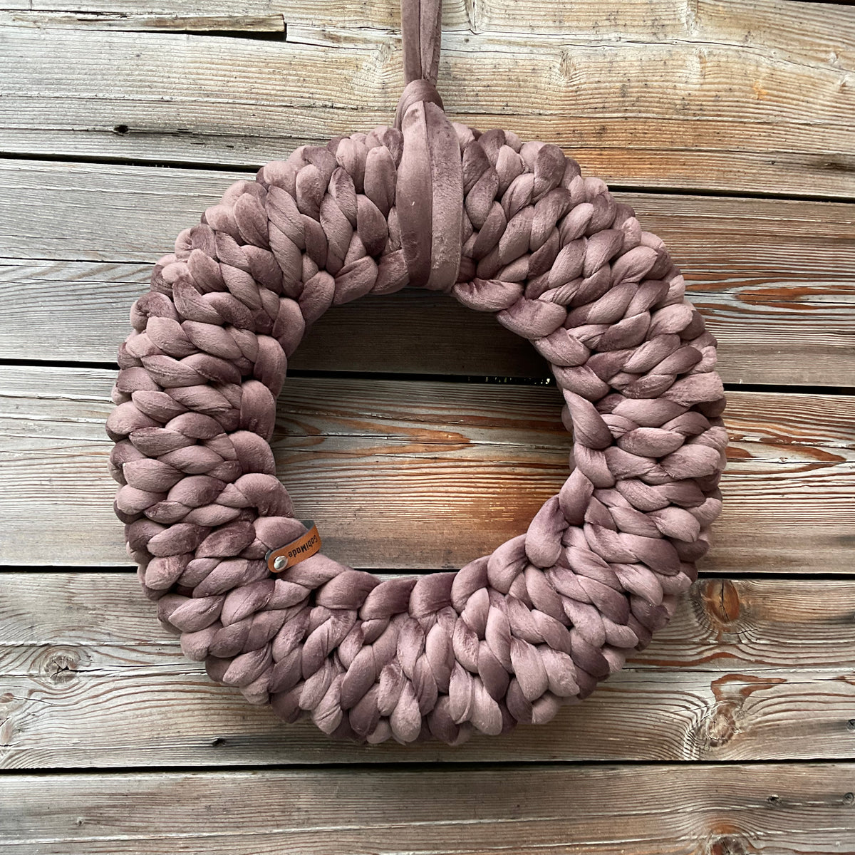 Ein gestrickter brauner Samtkranz 