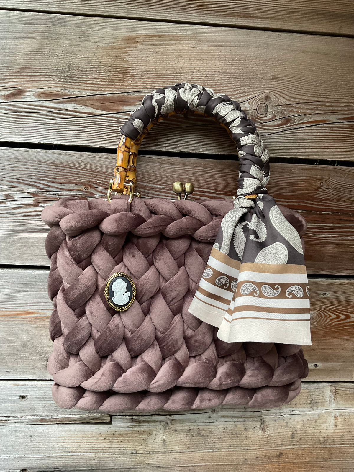 Eine gestrickte braune Trachtentasche mit Gemmenbrosche und Bambusgriffen 