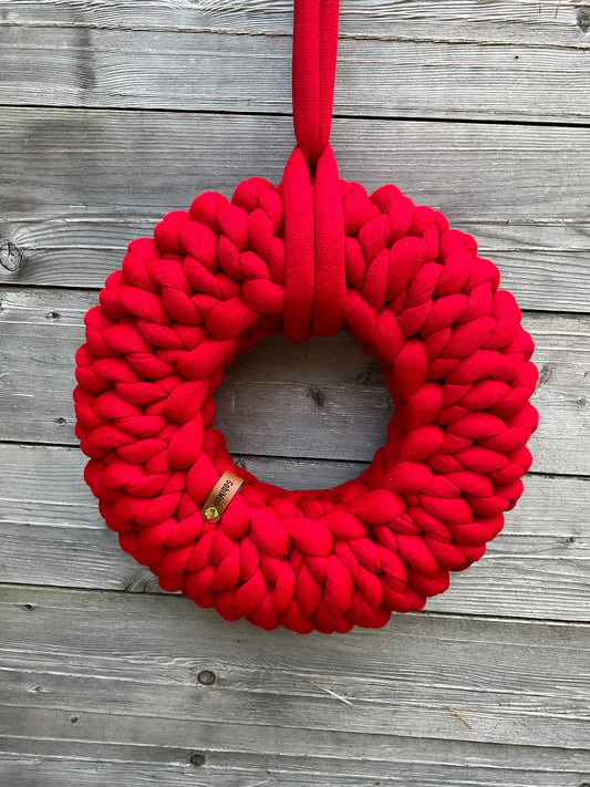Ein gestrickter roter Kranz 
