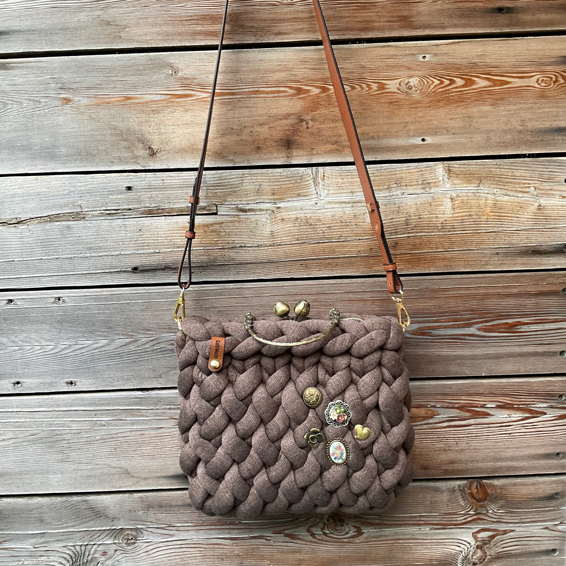 Eine gestrickte Crossbody Trachtentasche 