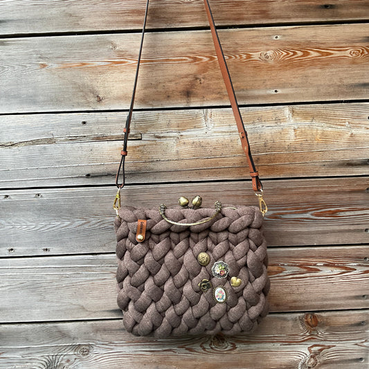 Eine gestrickte Crossbody Trachtentasche 