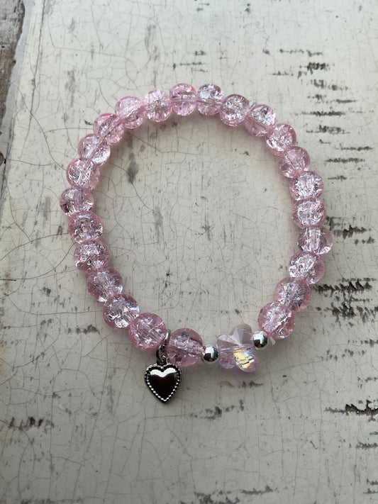 Ein rosa perlenarmband mit Schmetterlingsperle 