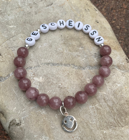 Ein Perlenarmband mit Ge scheissn 