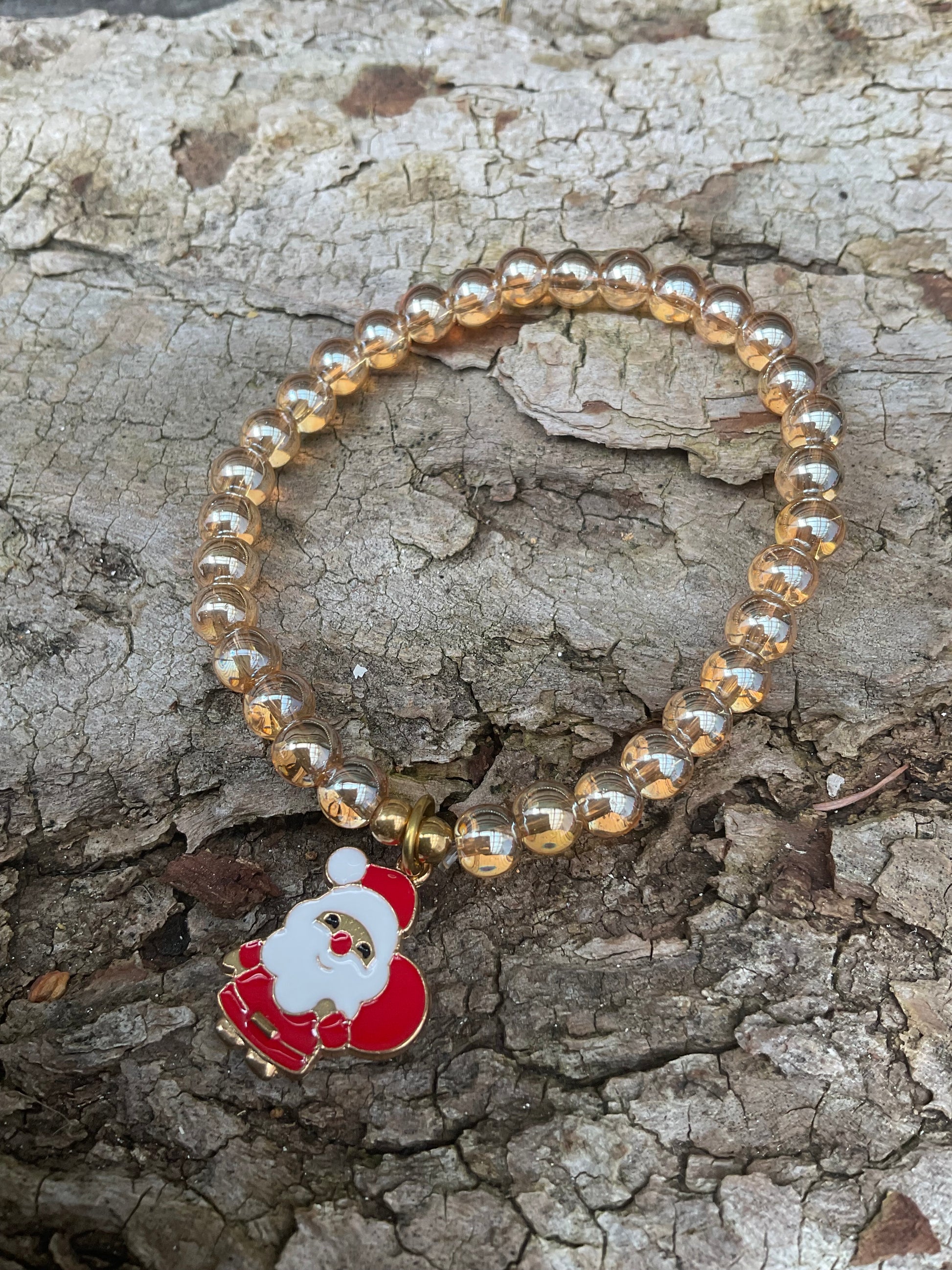 Ein Perlenarmband mit Nikolaus Anhänger 