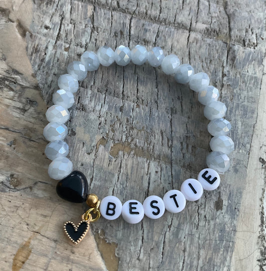 Ein perlenarmband mit Herzanhänger 