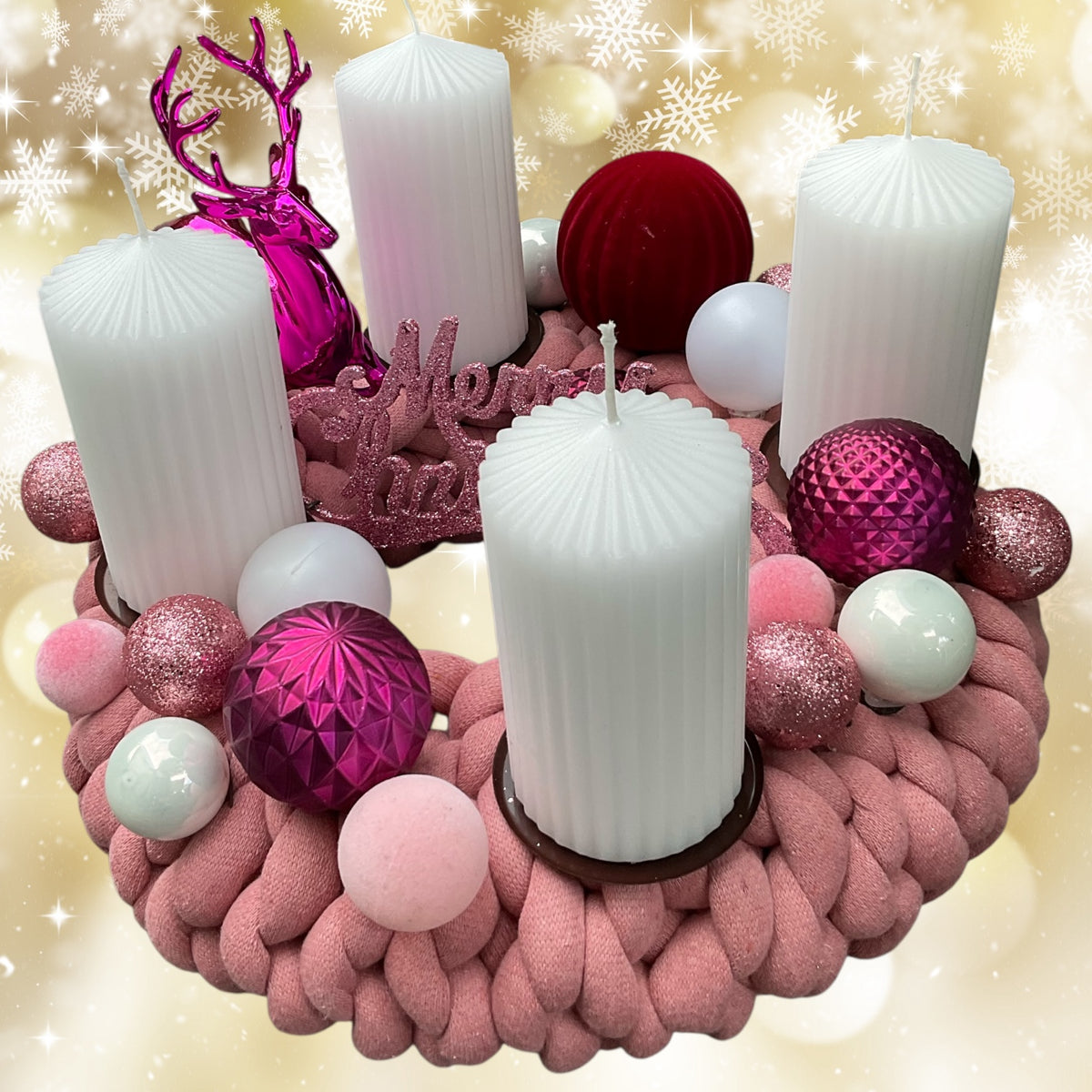 Ein gestrickter geschmückter rosa Adventskranz 35 cm