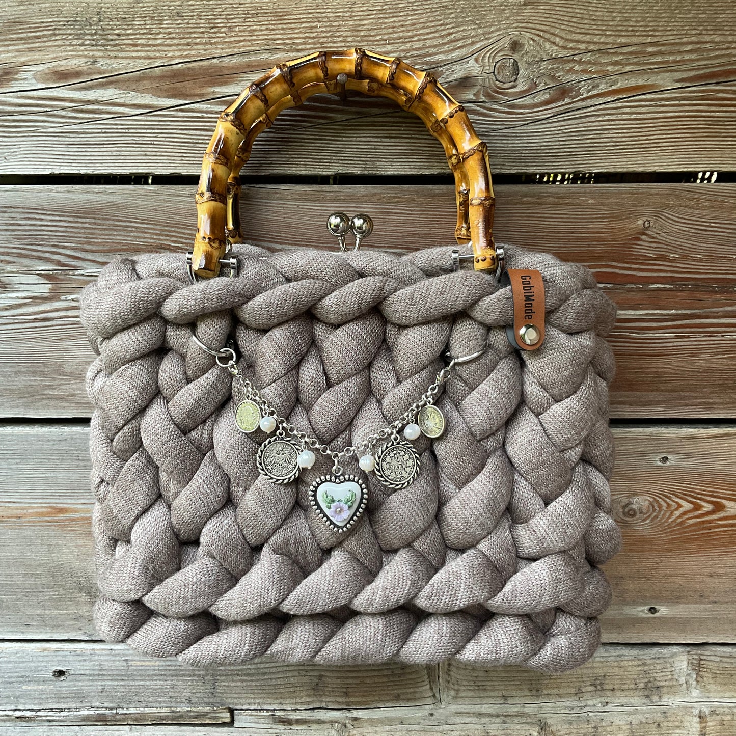 Eine braune gestrickte Trachtentasche it Charivari 