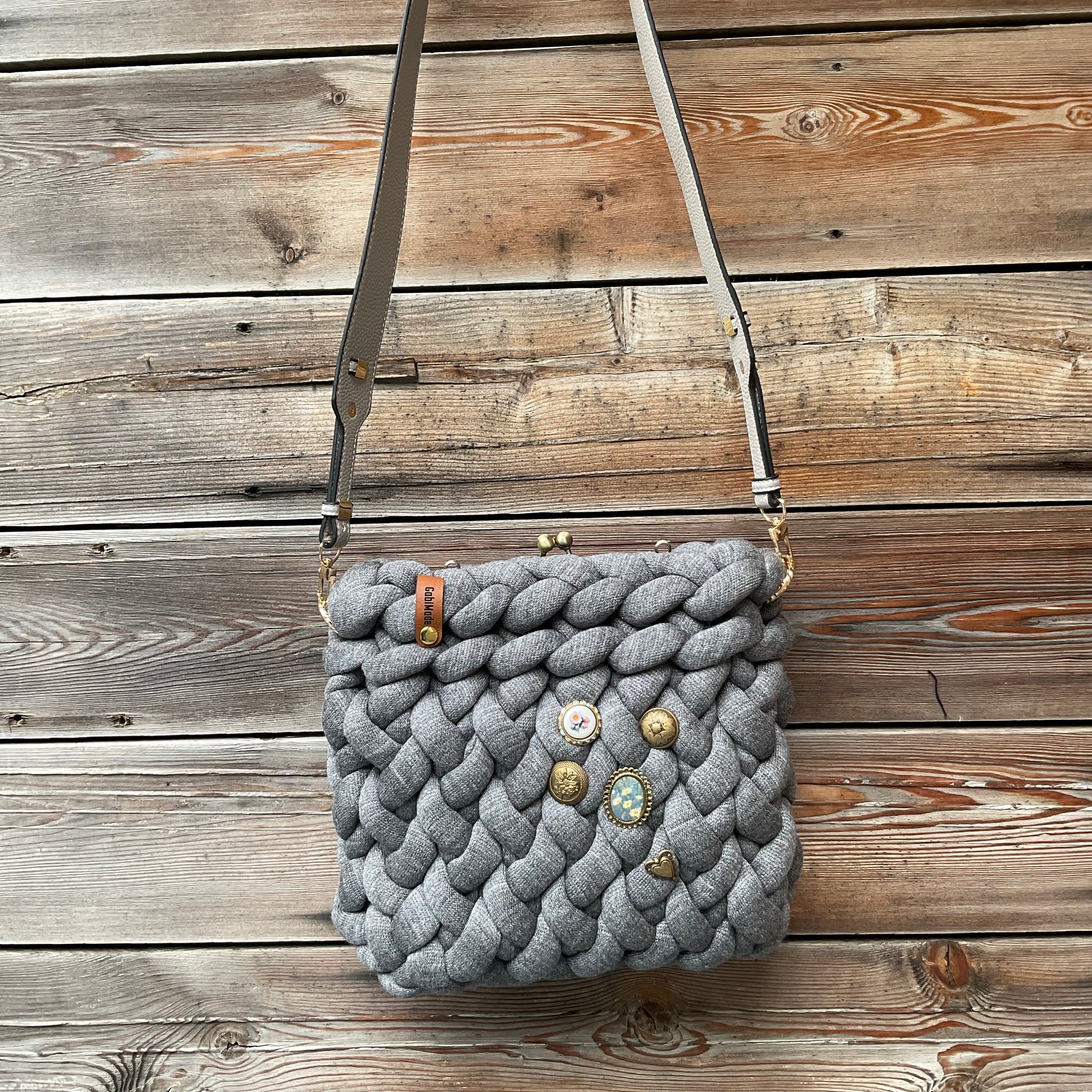 Eine graue gestrickte Trachtentasche crossbody