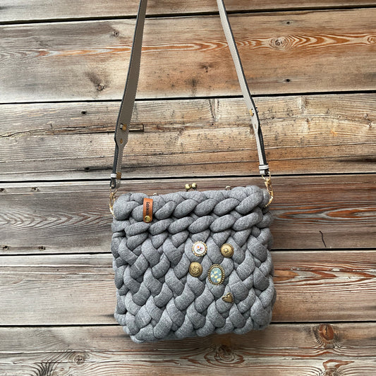 Eine graue gestrickte Trachtentasche crossbody