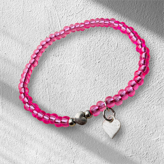 Ein pinkes Armband Herzperle und Herzanhänger 
