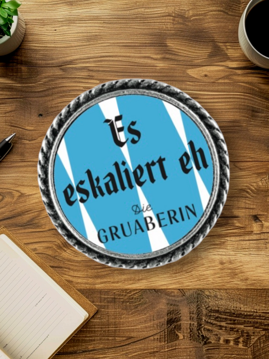 Ein Anstecker mit Spruch 