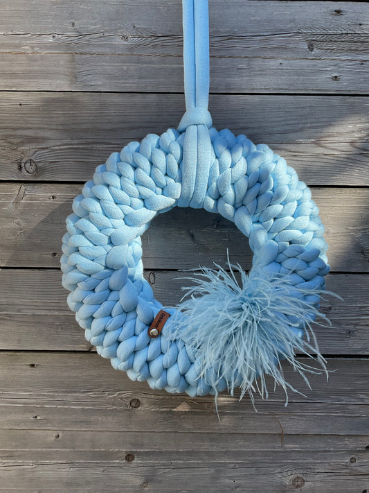 Ein gestrickter hellblauer KRANZ