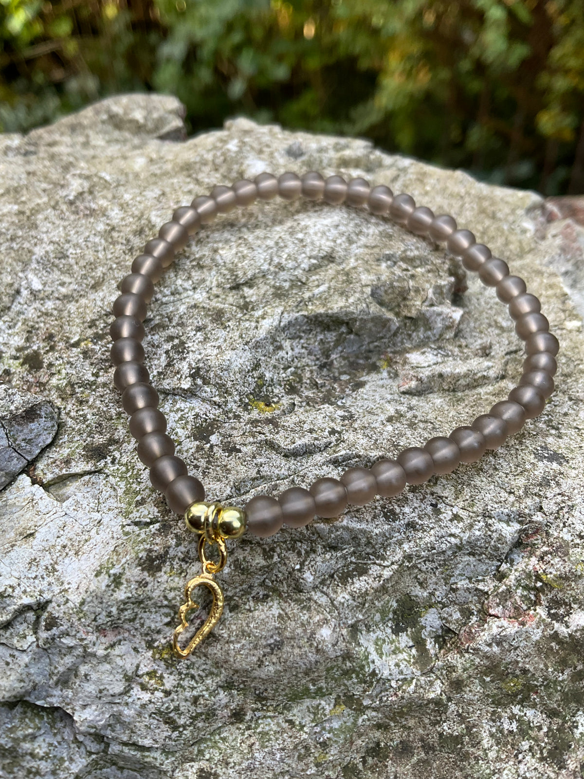 Ein Rauchquarz Armband mit goldenen flügelanhänger 