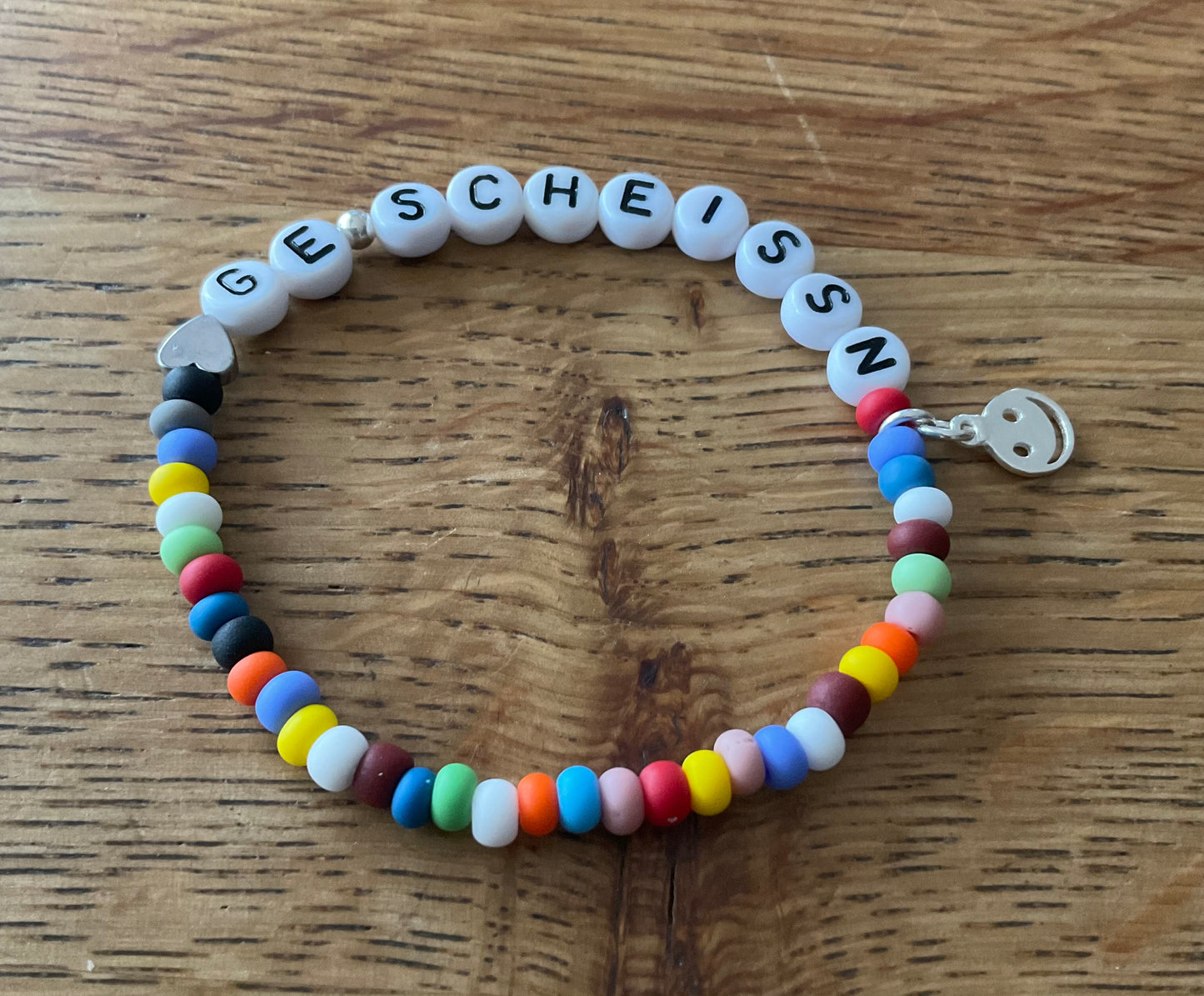 Ein buntes perlensrmband mit Smiley