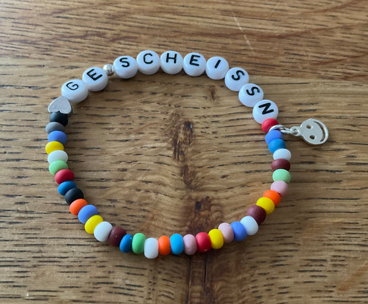 Ein buntes perlensrmband mit Smiley