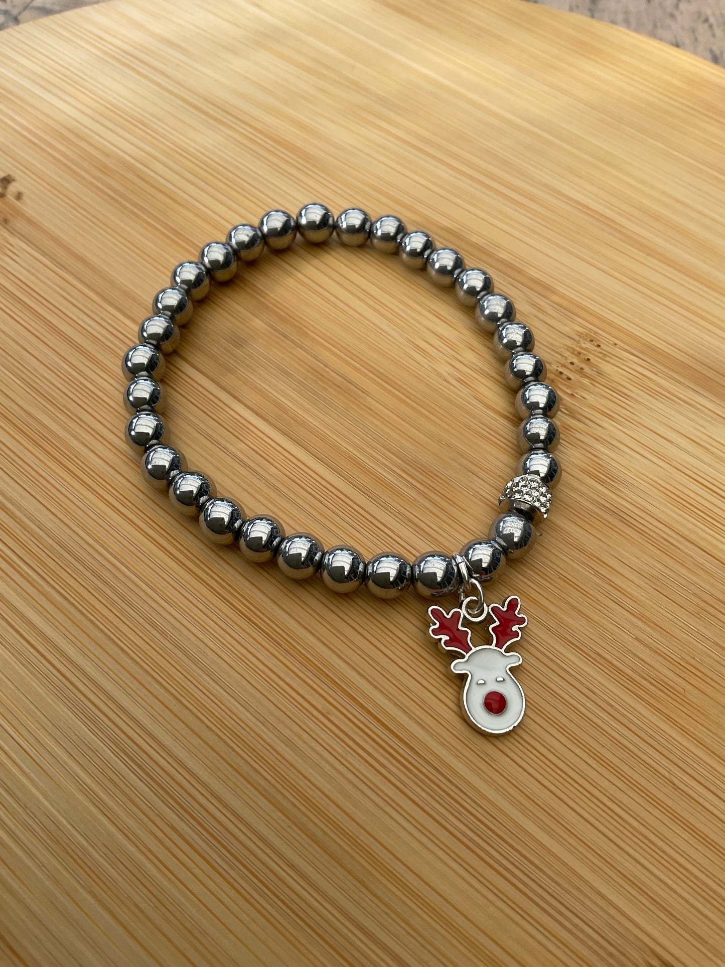 Ein silbernes Perlenarmband mit Rentier Anhänger 