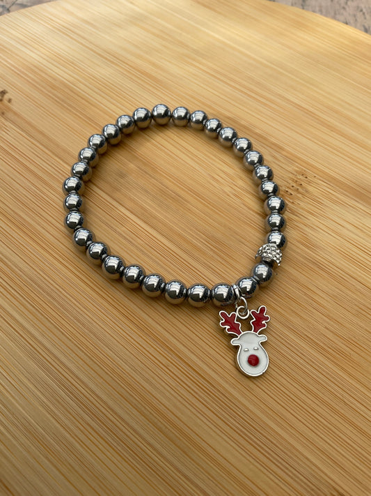 Ein silbernes Perlenarmband mit Rentier Anhänger 