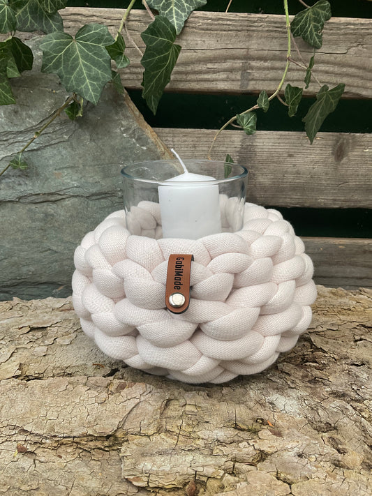 Ein gestricktes Beiges Windlicht mit Glaseinsatz 