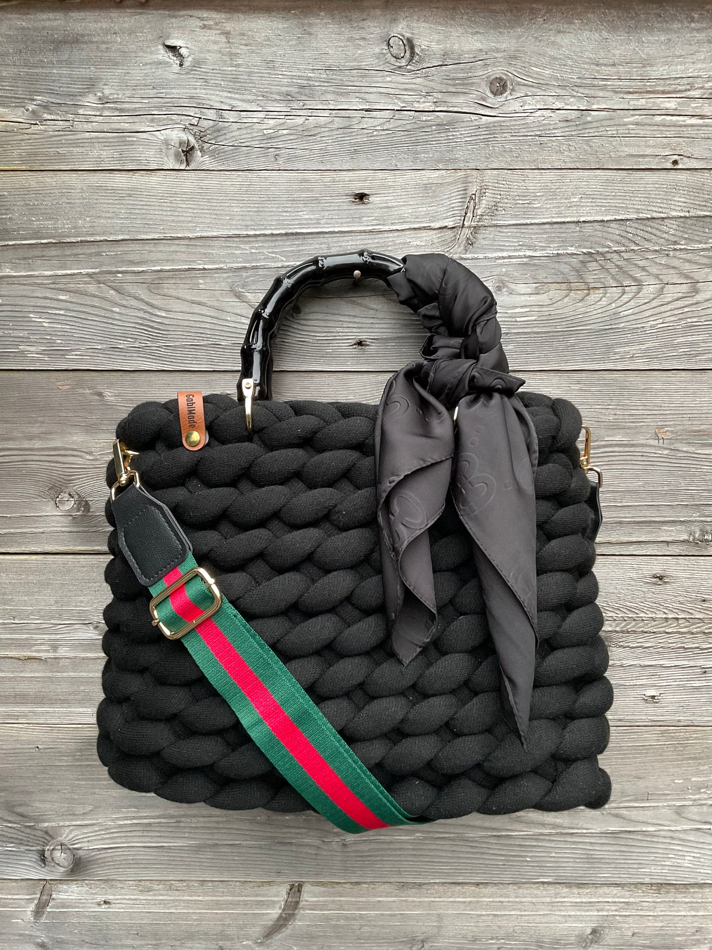 Eine gestrickte Tasche in schwarz und Bambusgriffen 