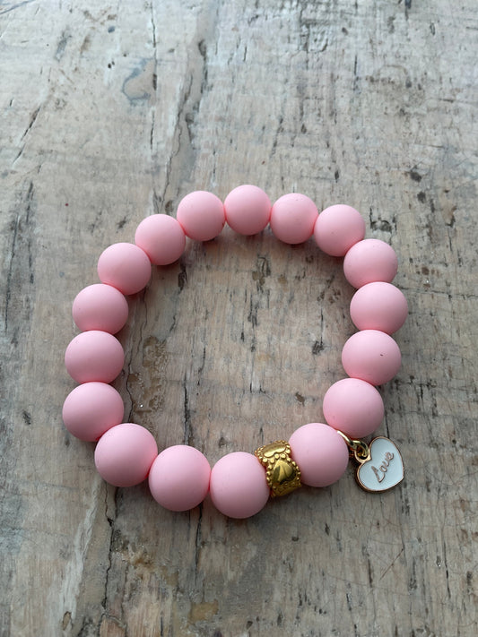 Ein Armband aus Silikonperlen uns Anhänger 