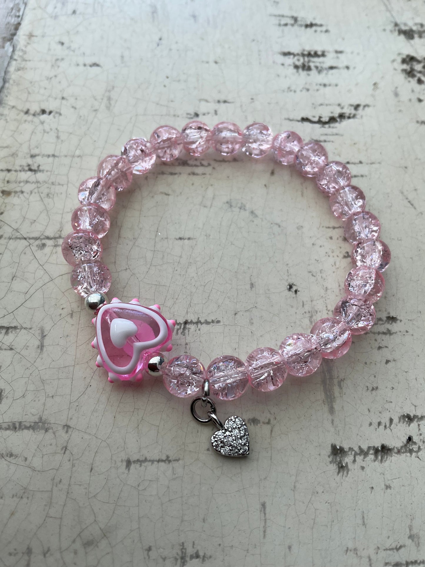 Ein rosa perlenarmband mit Herzperle 
