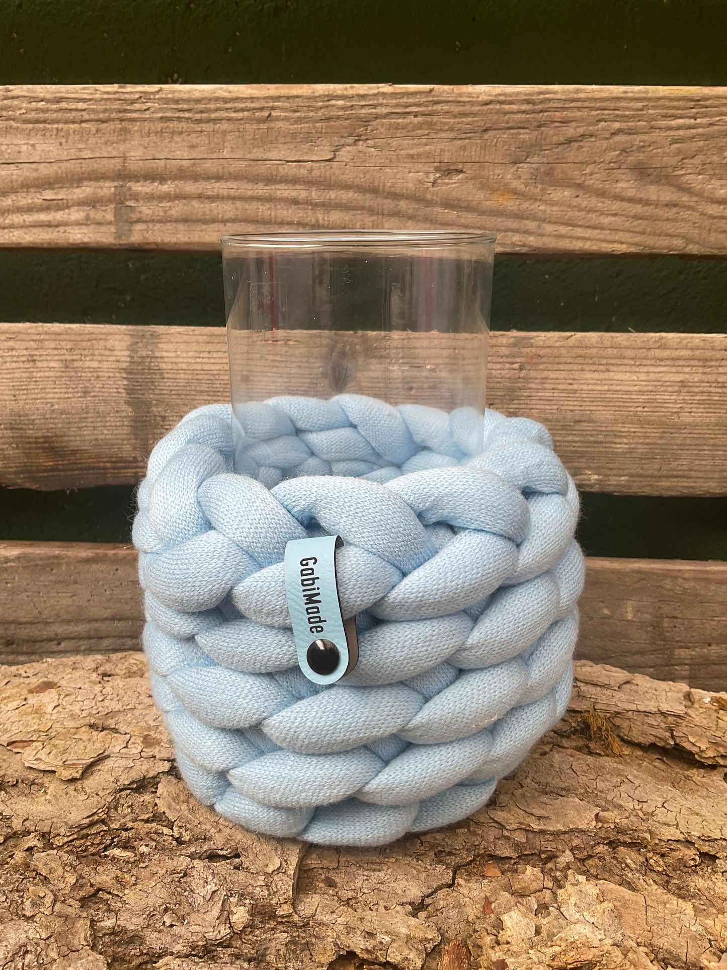 Eine gestrickte hellblaue Vase