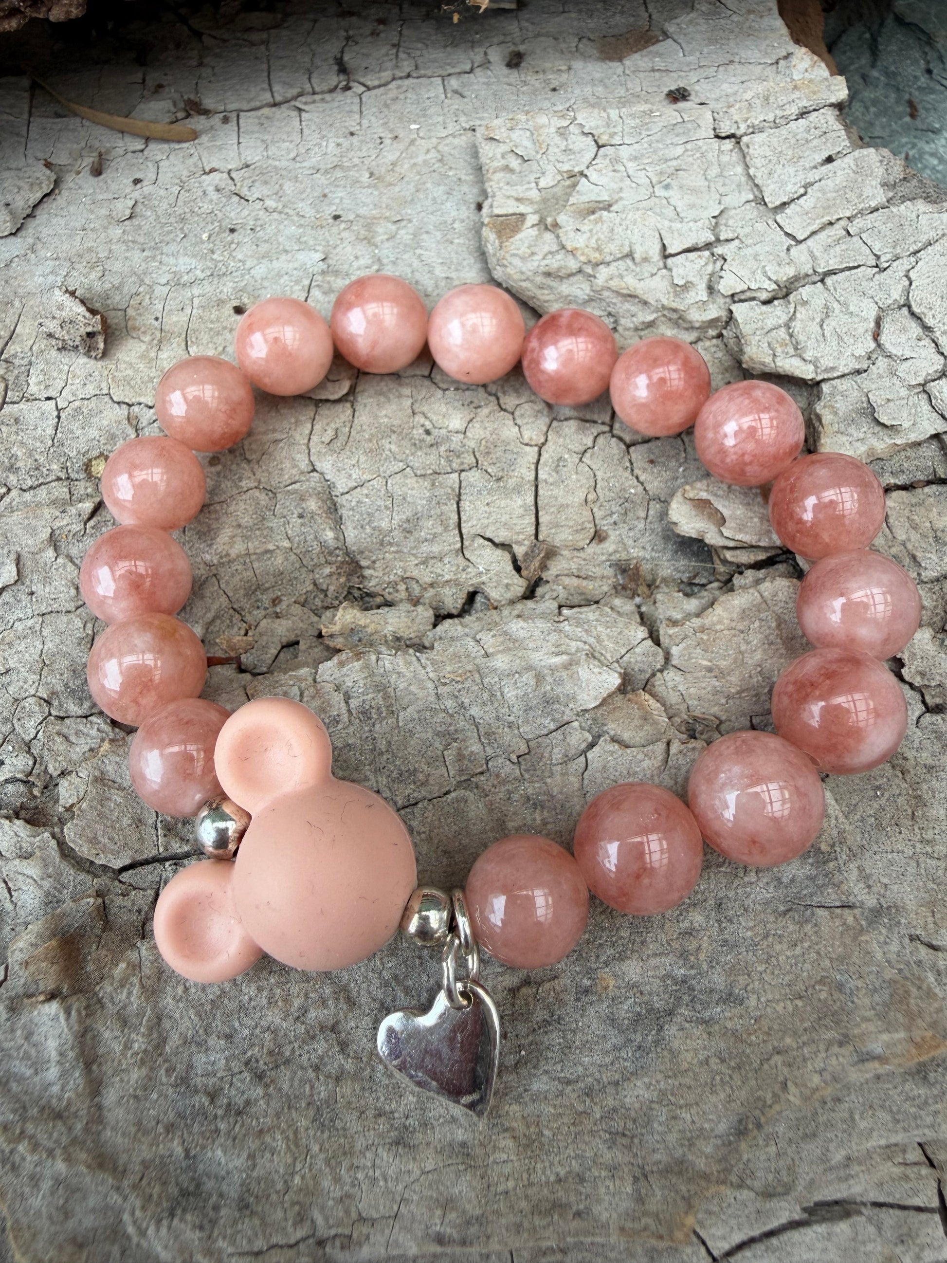 Ein Nudefarbenes Armband mit Maus kopu