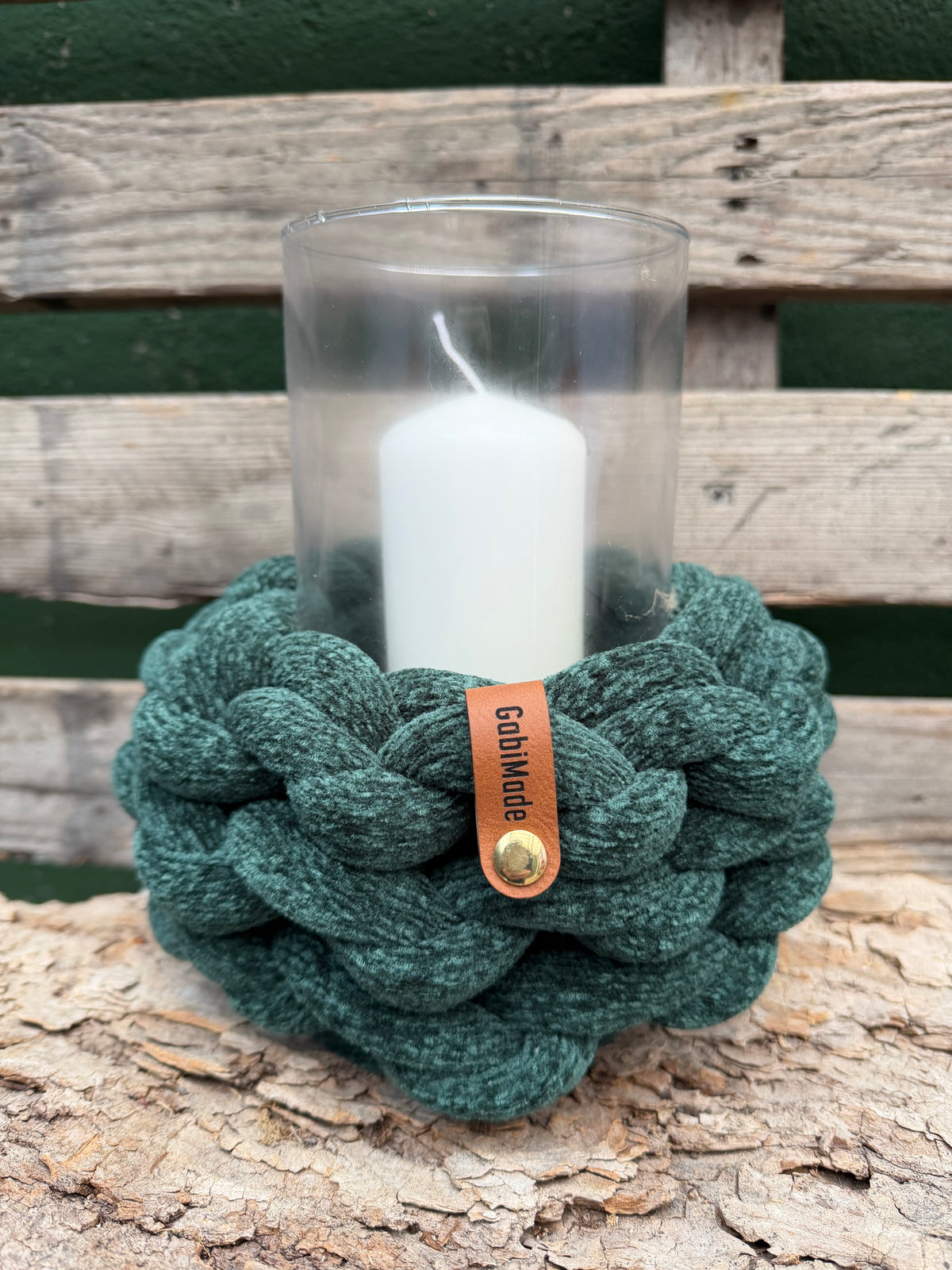 Ein gestricktes grünes Windlicht mit Glaseinsatz 