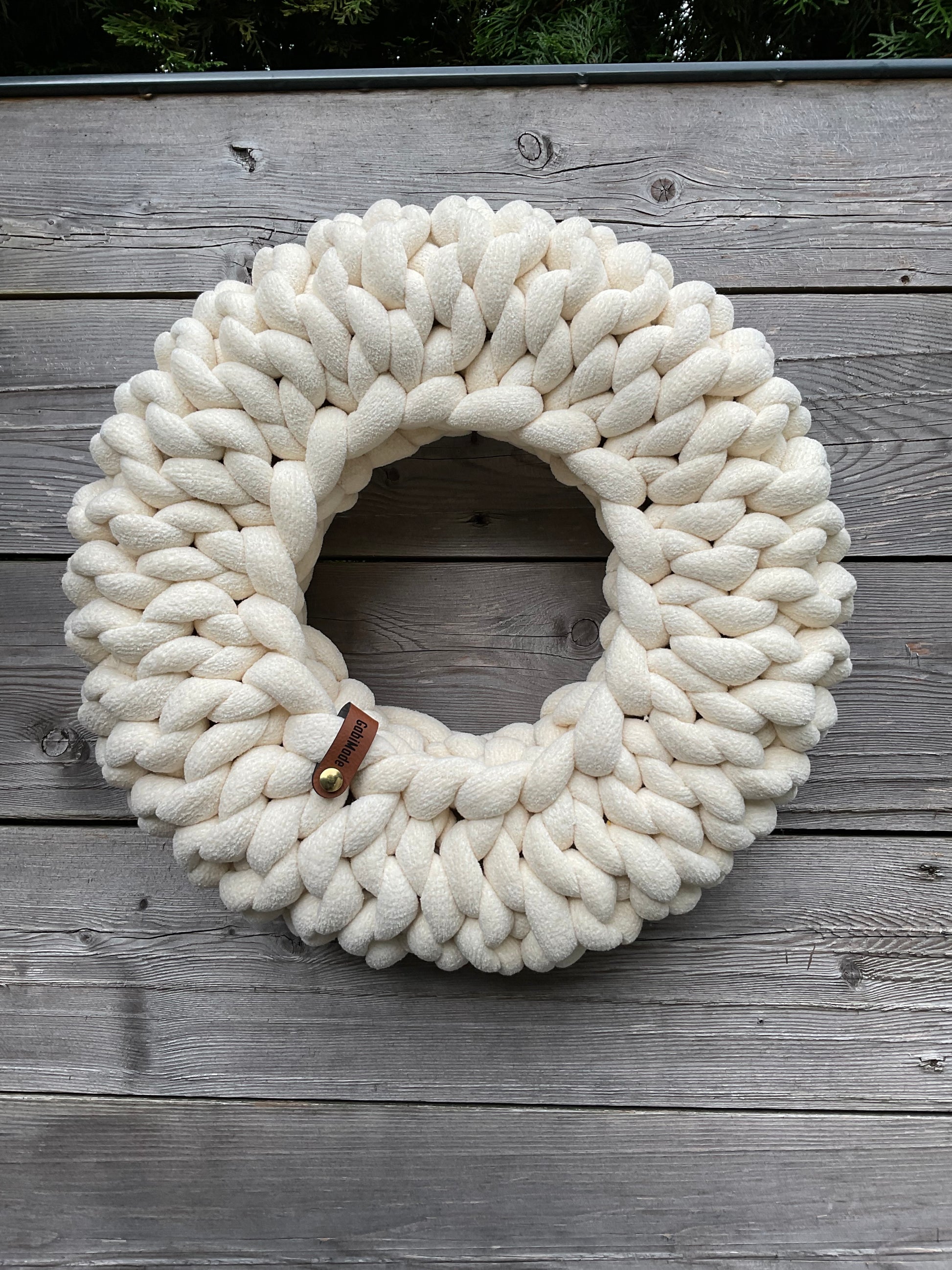 Ein gestrickter Kranz in Cremeweiß 