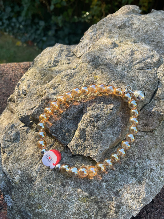 Ein Armband in Gold mit Nikolaus und Glöckchen 
