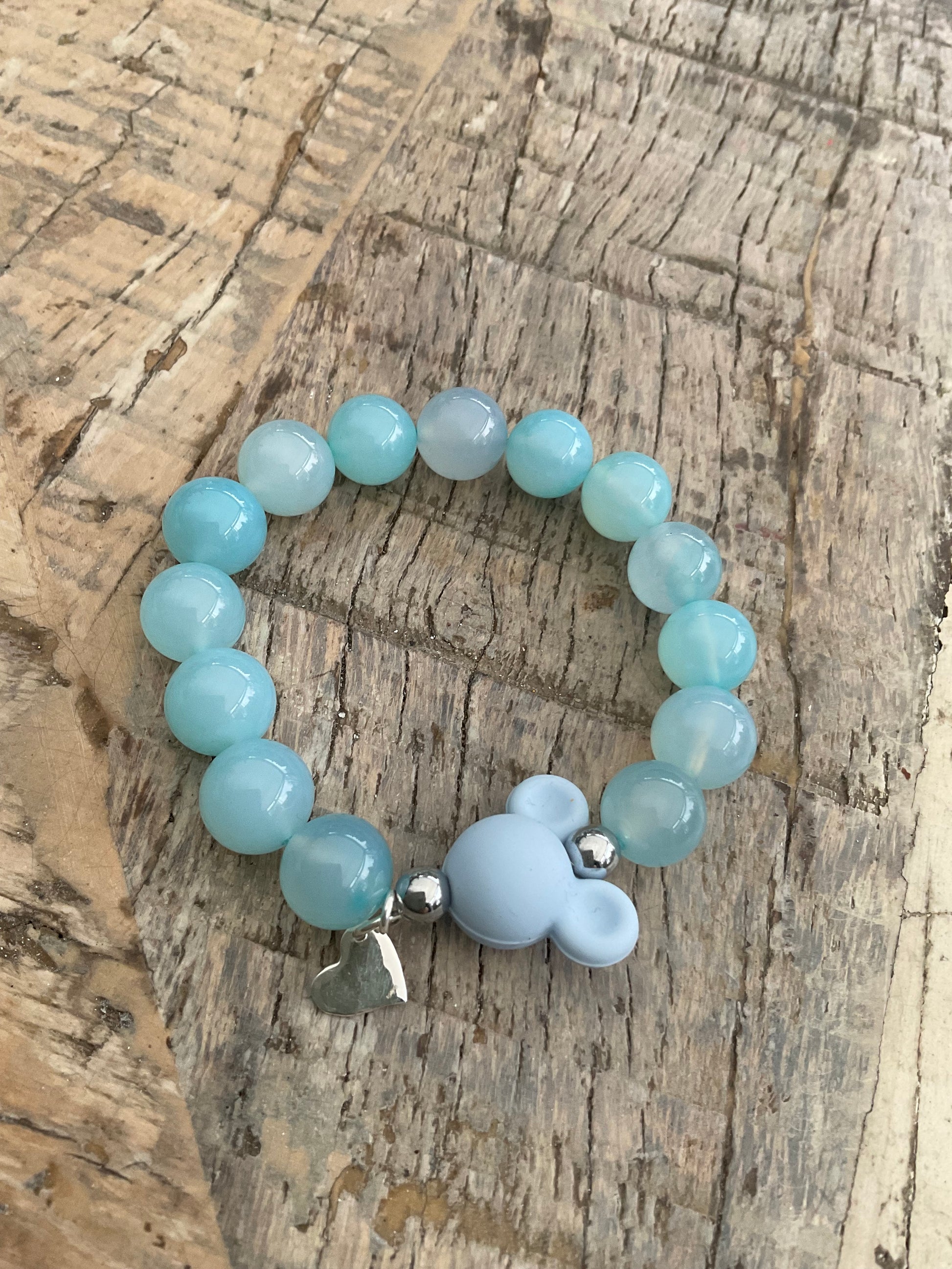 Ein blaues Perlenarmband mit Silikon Micky Maus perle