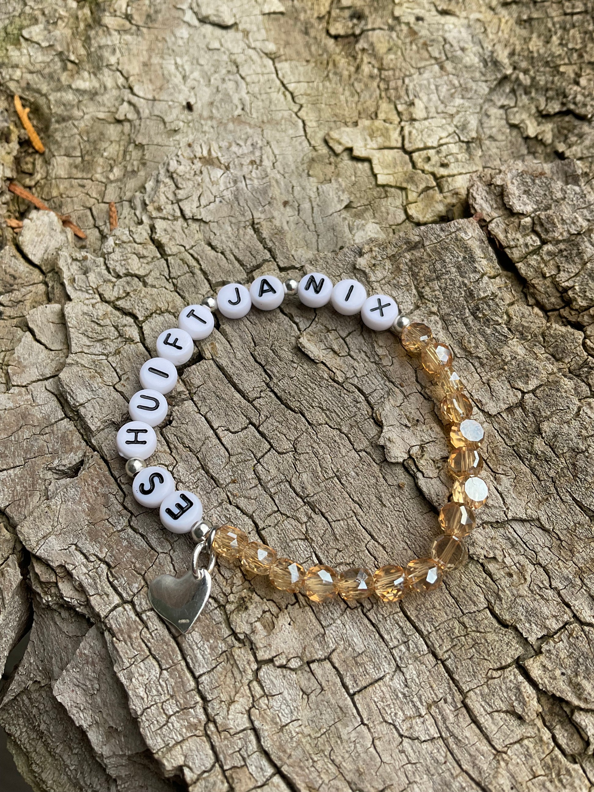 Ein Perlenarmband mit Text 