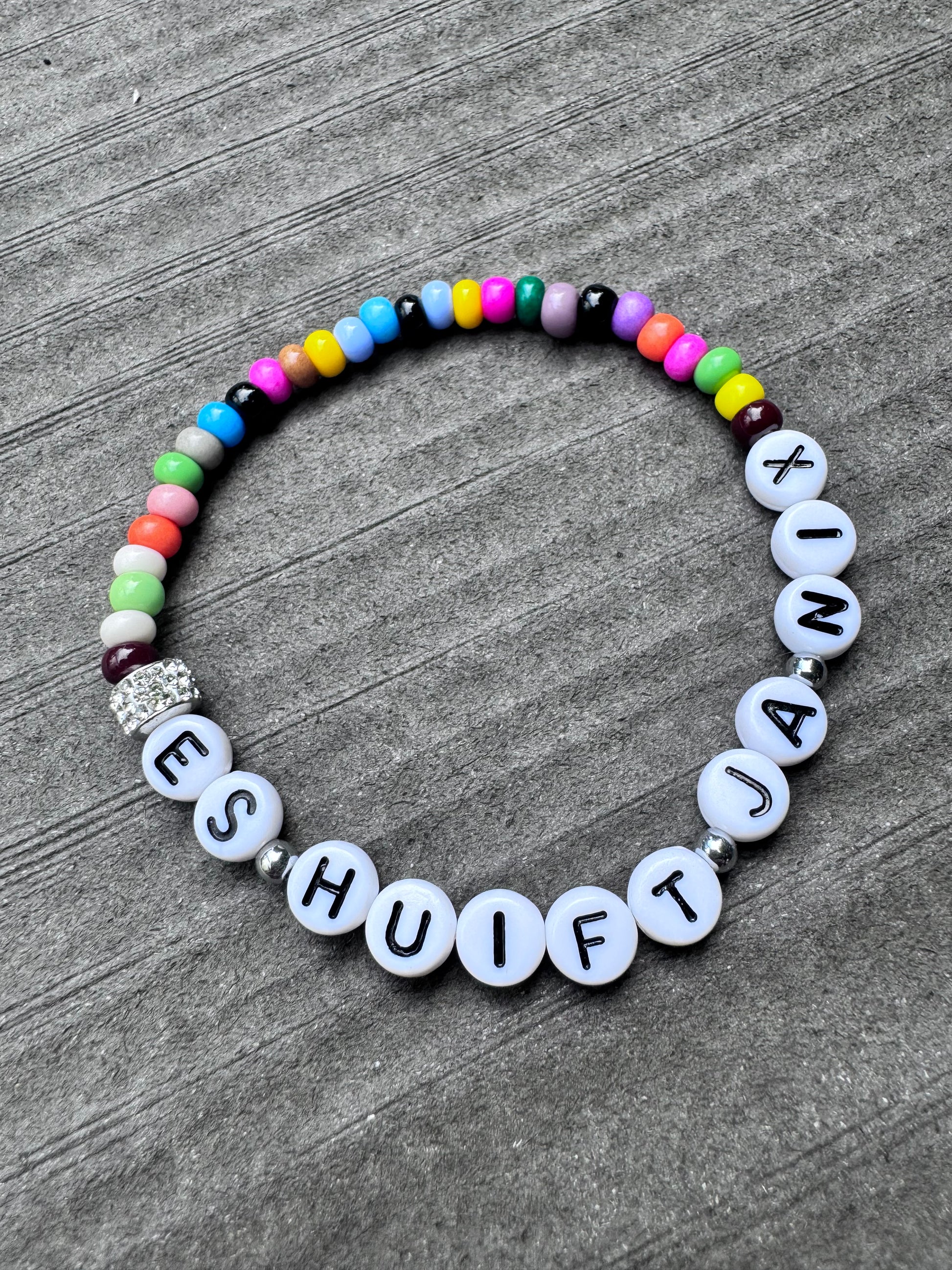 Ein Armband aus bunten Perlen und ‚Es huift ja nix ‚