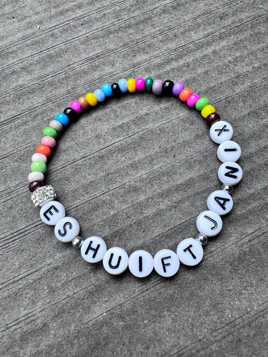 Ein Armband aus bunten Perlen und ‚Es huift ja nix ‚