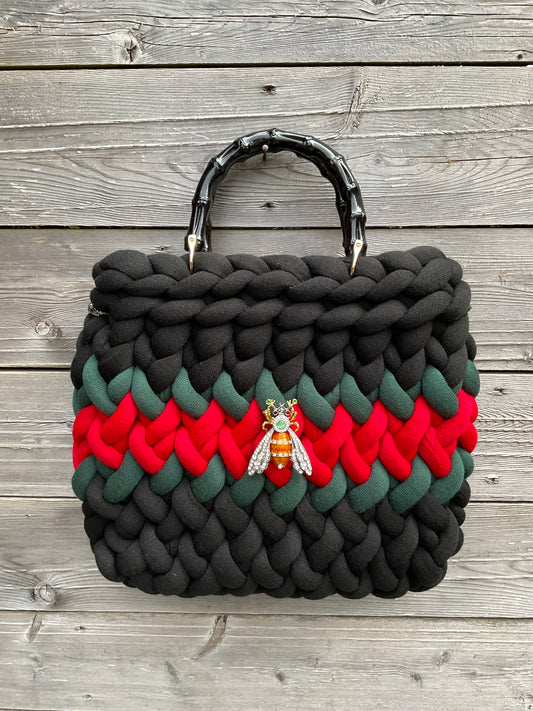 Eine gestrickte Tasche mit Streifen, Brosche & Griffen 