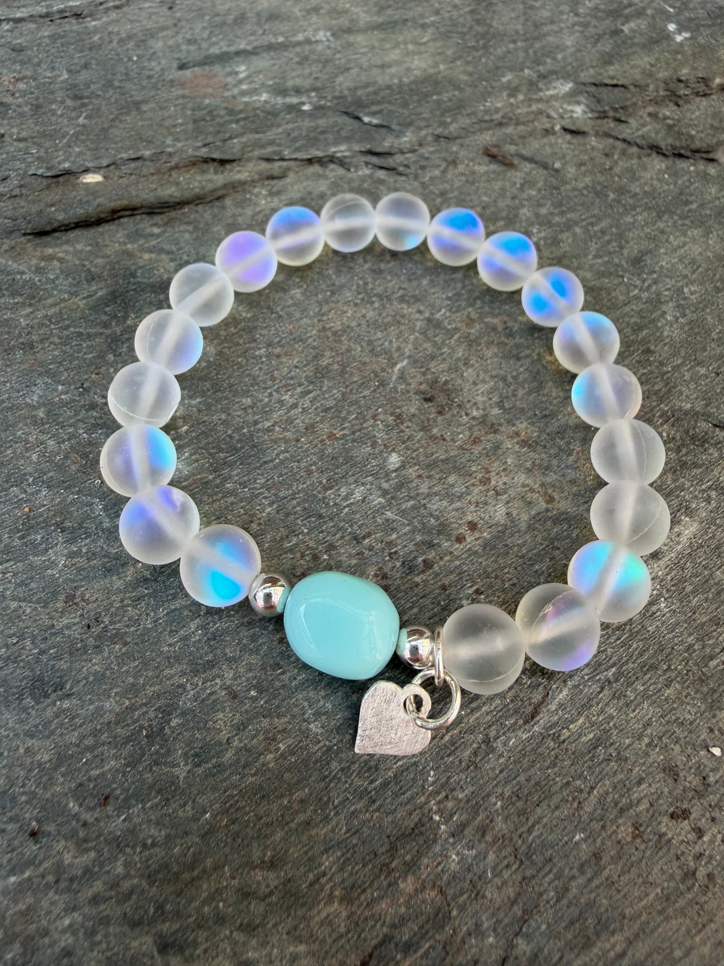 Perlenarmband mit Herzanhänger 
