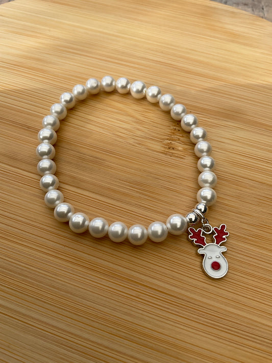 Ein Perlenarmband mit Rentier Anhänger 