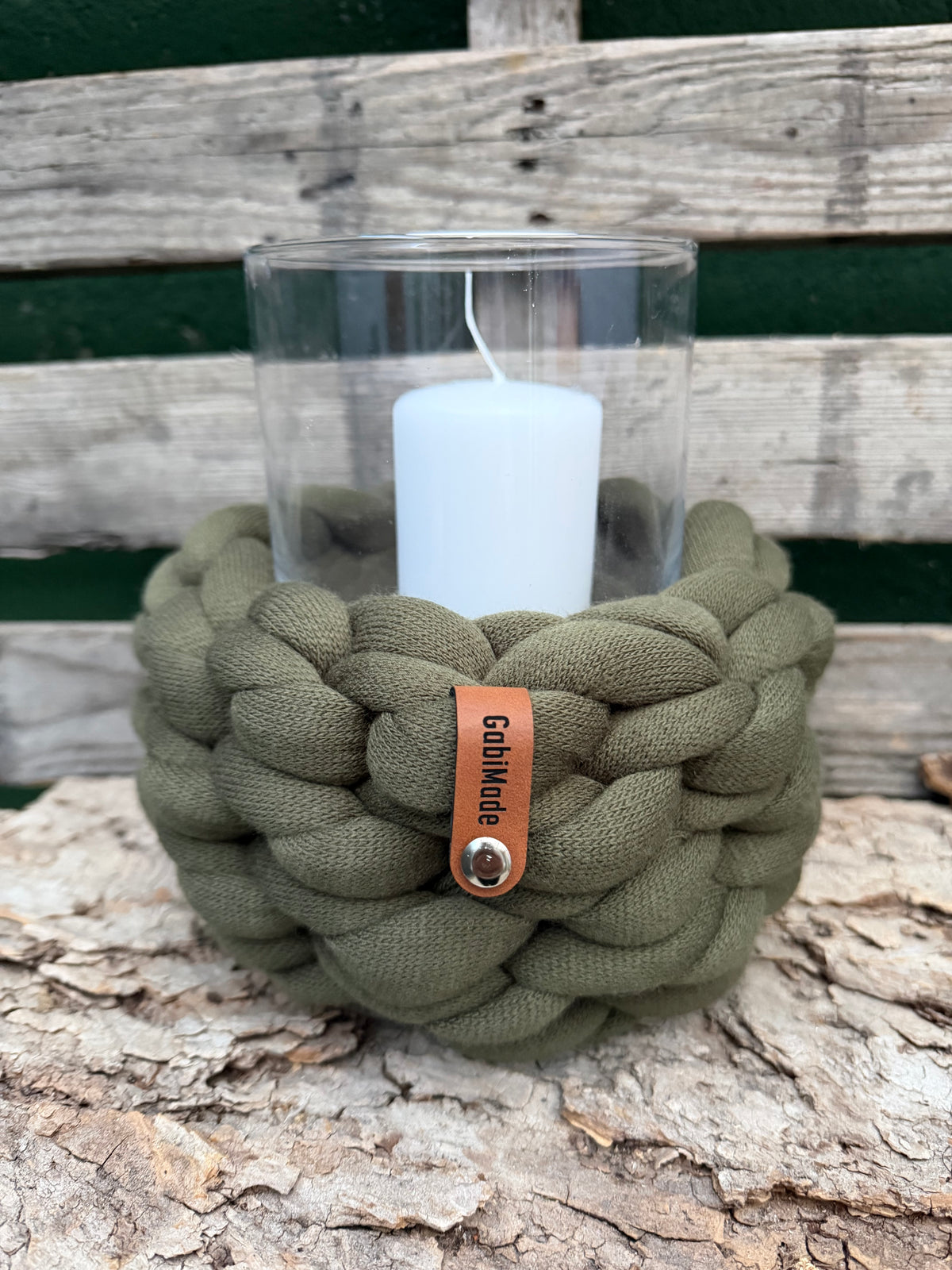 Ein gestricktes Olivfarbenes Windlicht mit Glaseinsatz 