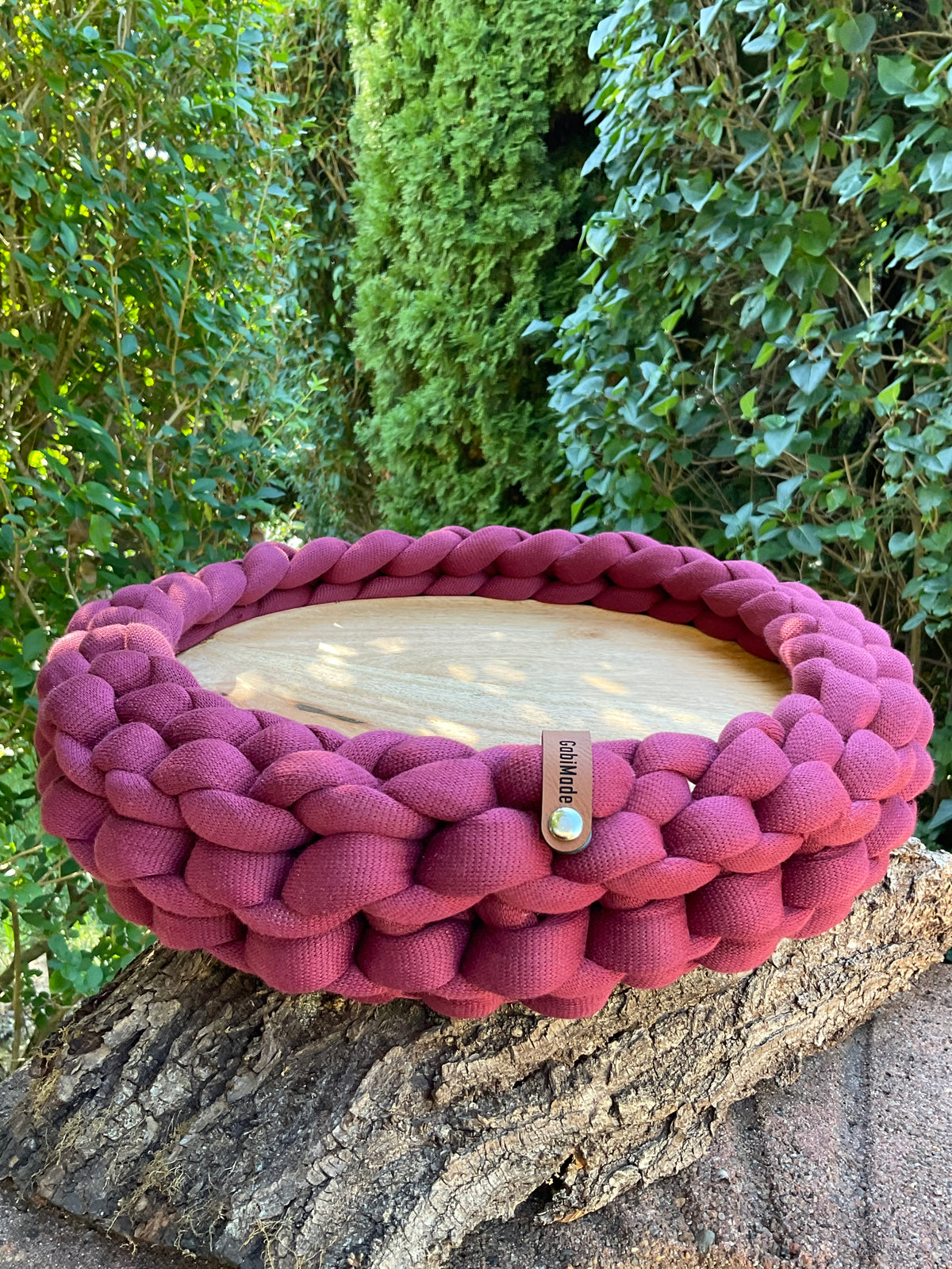 Ein mittleres gestrickte 
S Tablett in Burgund mit Holzteller 