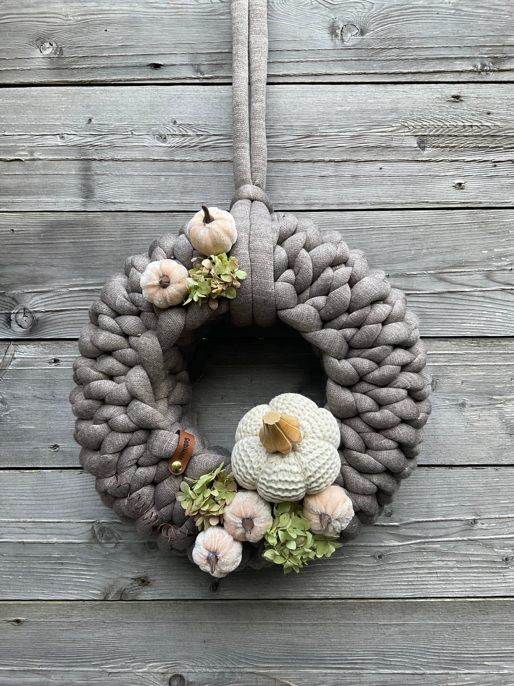 Ein gestrickter dekorierter Türkranz 