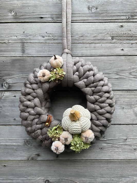 Ein gestrickter dekorierter Türkranz 