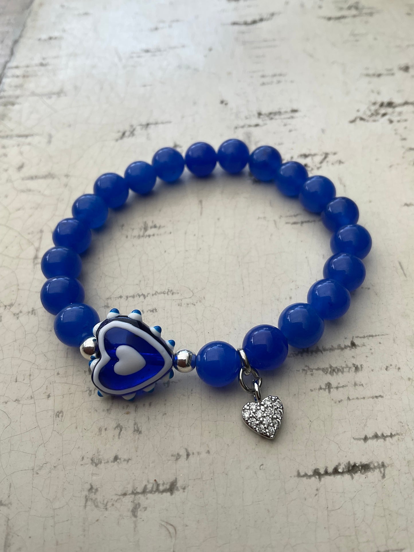 Ein blaues perlenarmband mit Herz 