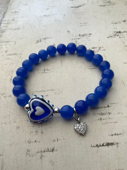 Ein blaues perlenarmband mit Herz 