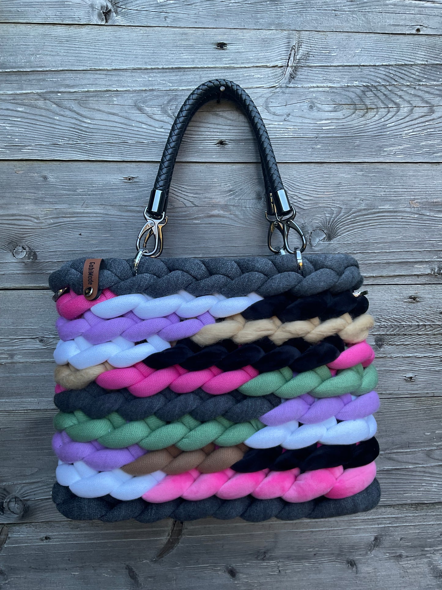 Eine gestrickte bunte Tasche mit Griffen 