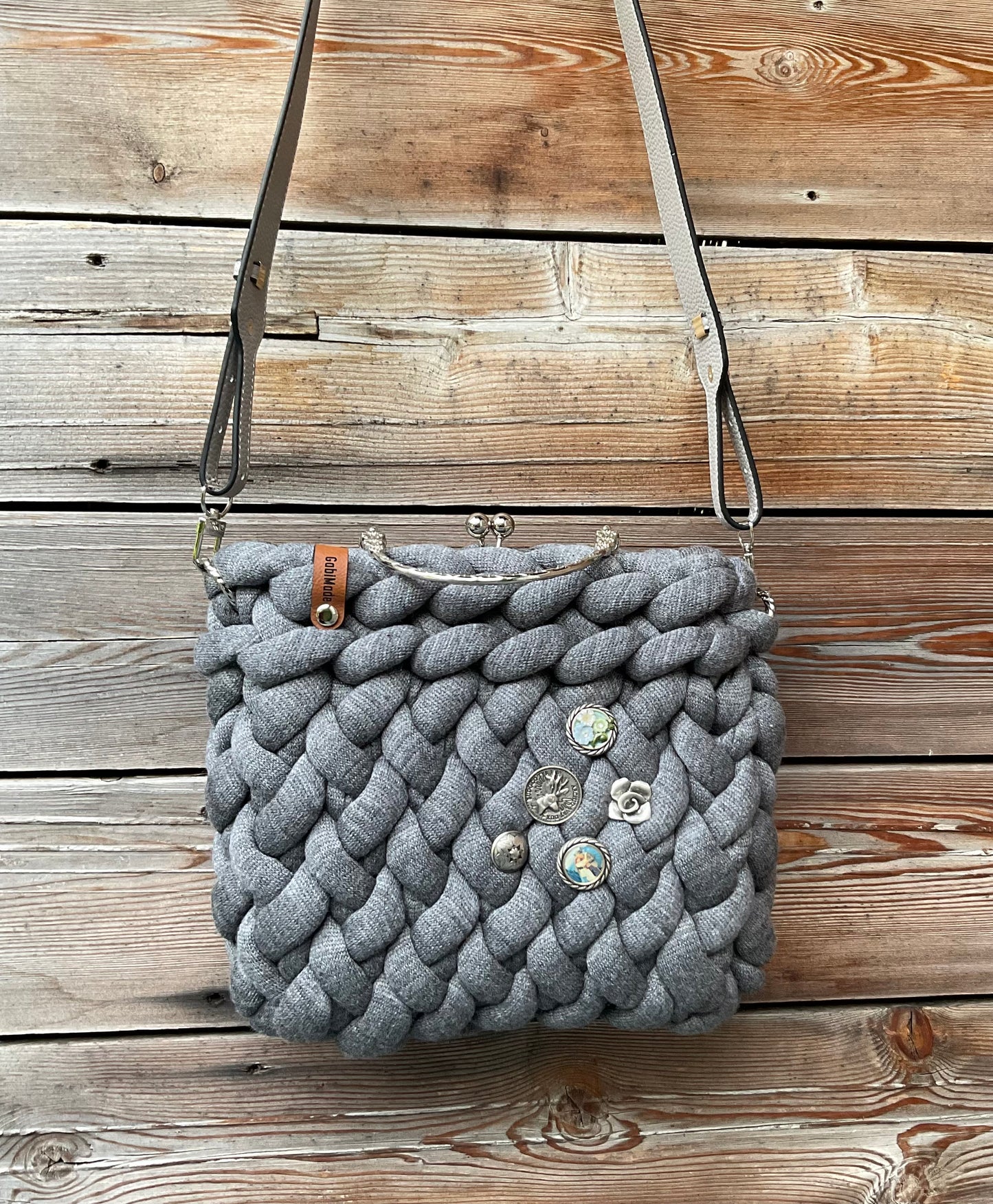 Eine gestrickte graue Crossbody Tasche 
