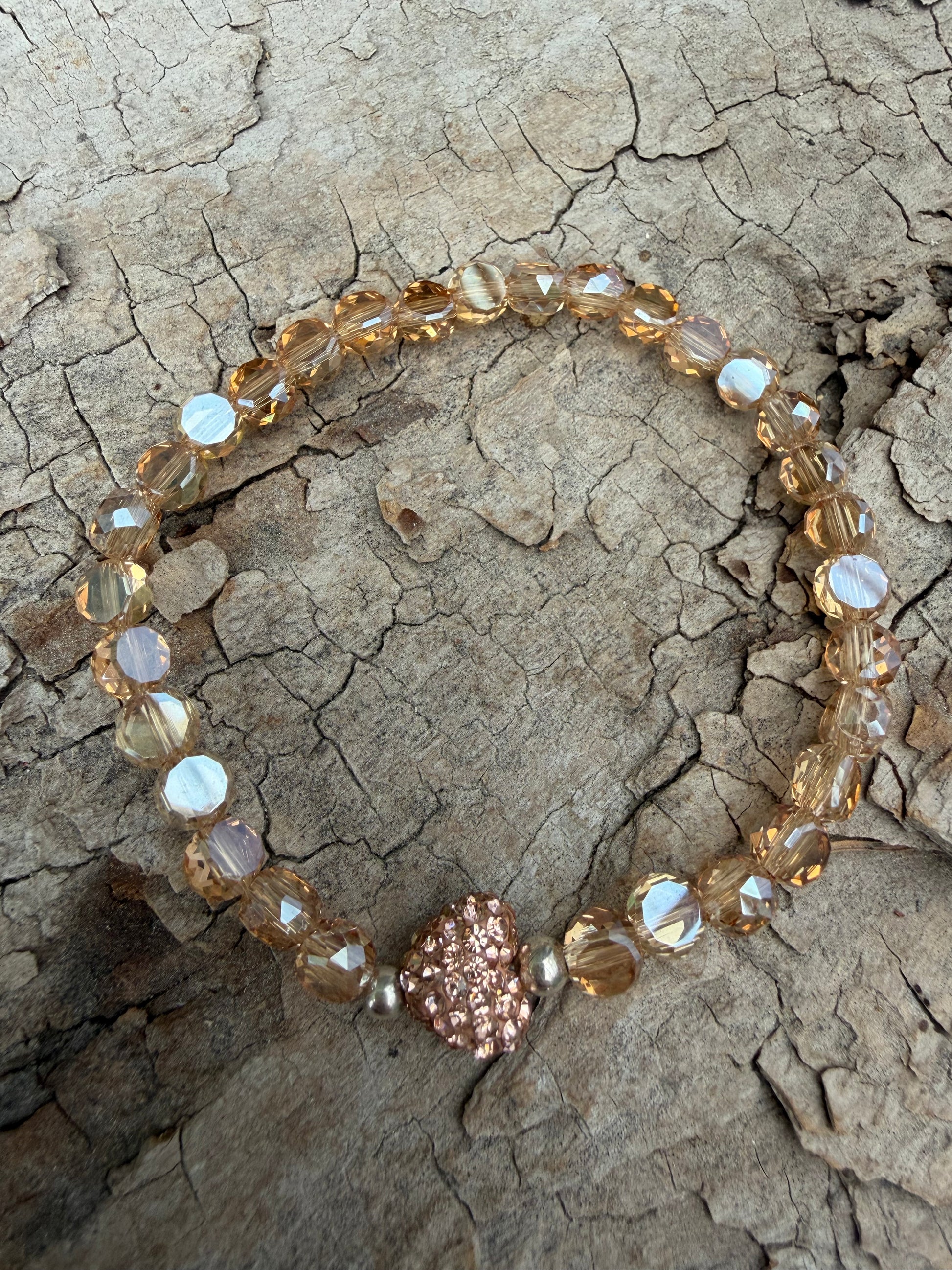 Armband aus Champagnerfarbenen Perlen und glitzerherz 
