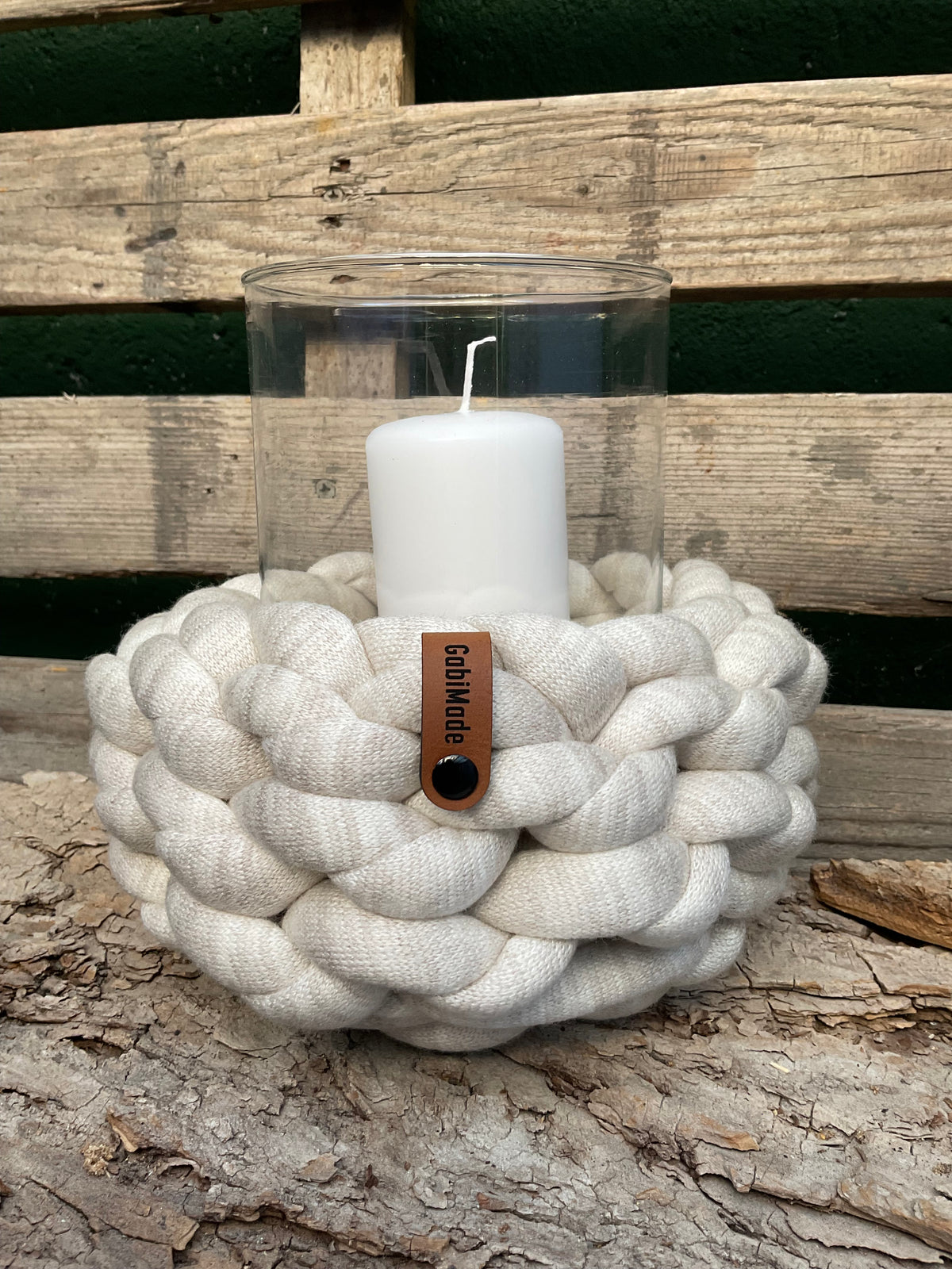 Ein gestricktes Beiges Windlicht mit glaseinsatz 