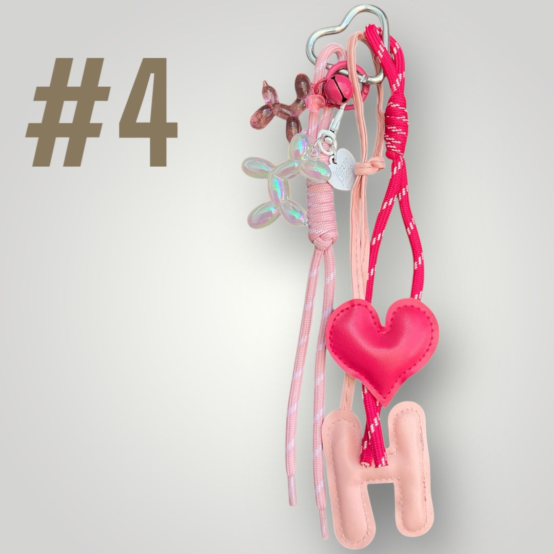 Ein Pink und Rosa Taschenanhänger mit einem Herz un einem H 